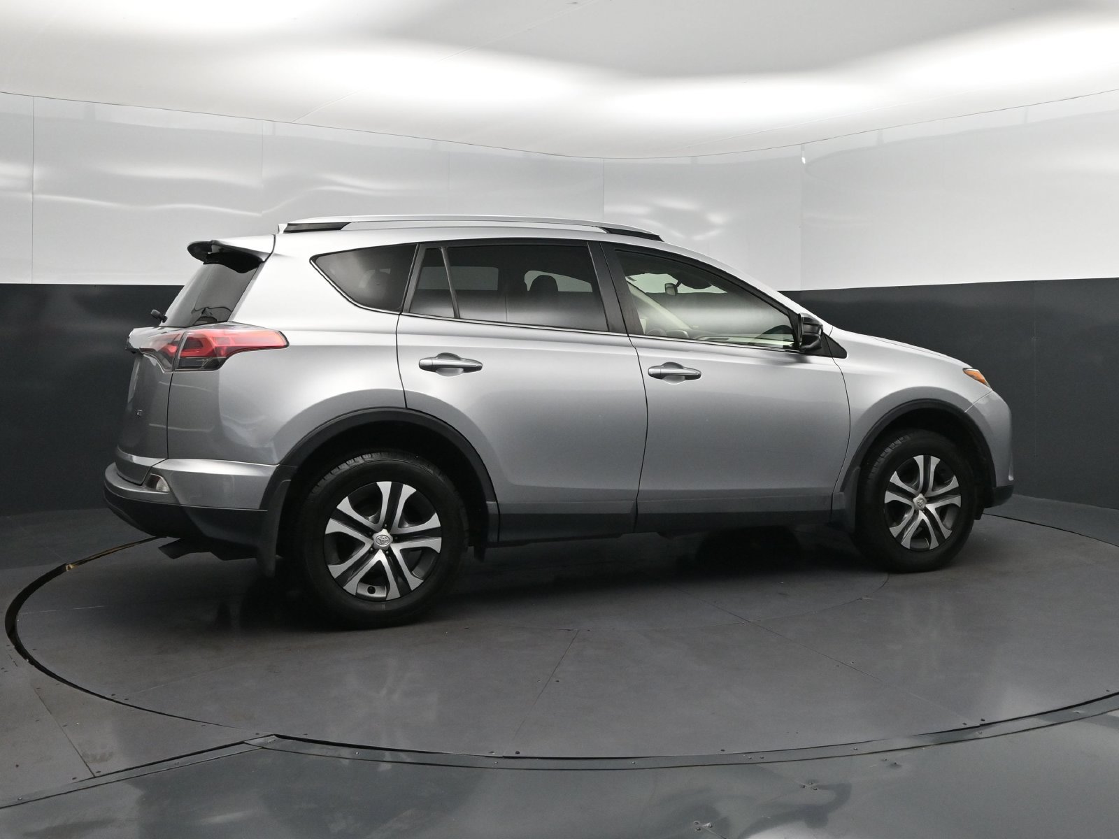 Used 2018 Toyota RAV4 LE FWD image 8