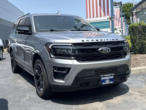 Used 2022 Ford Expedition Limited AWD/4WD image 1