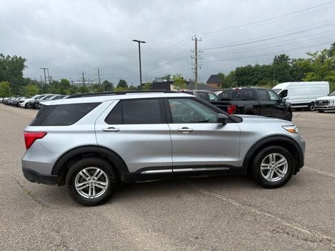 Used 2022 Ford Explorer XLT w/ Equipment Group 202A AWD/4WD image 4