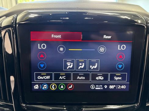 Used 2023 Chevrolet Traverse LT w/ LT Premium Package AWD/4WD image 22