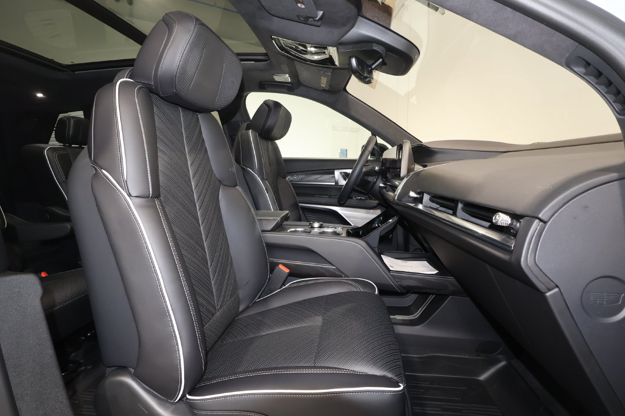 Used 2026 Cadillac Vistiq Platinum w/ LPO, Floor Liner Package AWD/4WD image 27