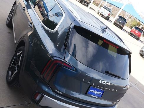 Used 2024 Kia Telluride EX w/ EX Captain's Chair Package image 11