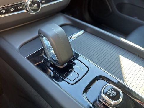 Certified 2025 Volvo XC60 B5 Core image 20