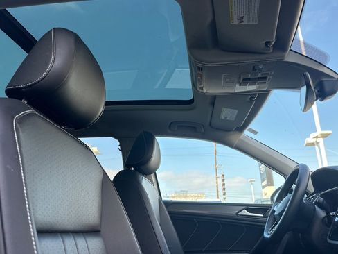 Used 2024 Volkswagen Tiguan SE image 21