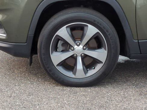 Certified 2019 Jeep Cherokee Limited AWD/4WD image 14