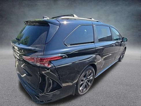 Used 2025 Toyota Sienna XSE w/ XSE Plus Package FWD image 10