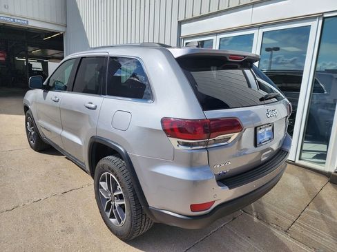 Used 2019 Jeep Grand Cherokee Laredo w/ 18" Wheel & 8.4" Radio Group image 3