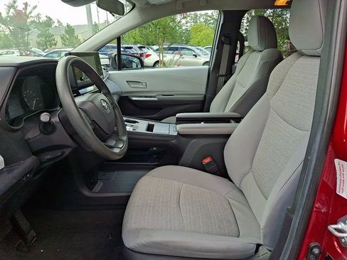 Used 2025 Toyota Sienna LE FWD image 14