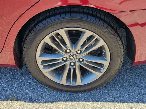Used 2017 Toyota Camry SE image 5