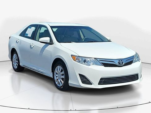 Used 2014 Toyota Camry LE FWD image 2