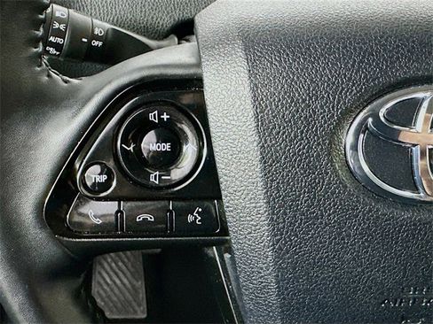 Used 2021 Toyota Prius XLE image 7