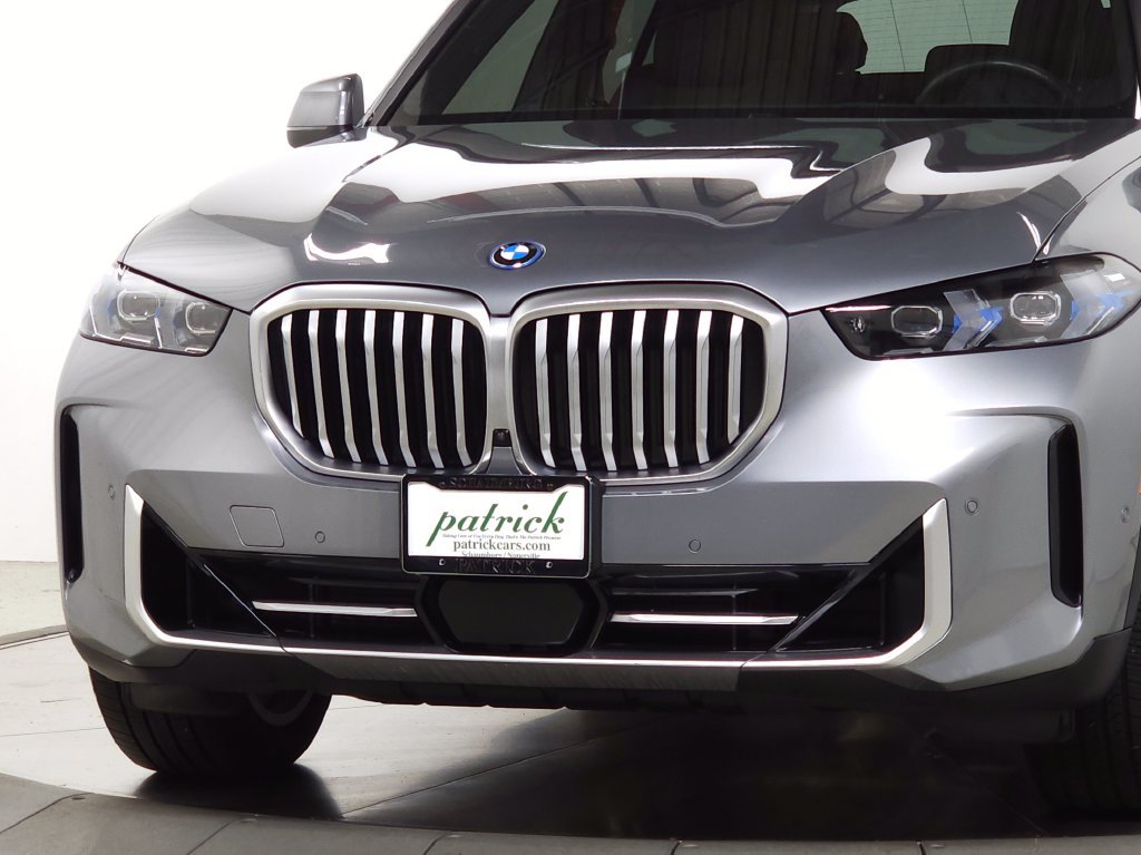 Used 2025 BMW X5 xDrive50e w/ Parking Assistance Package AWD/4WD image 3