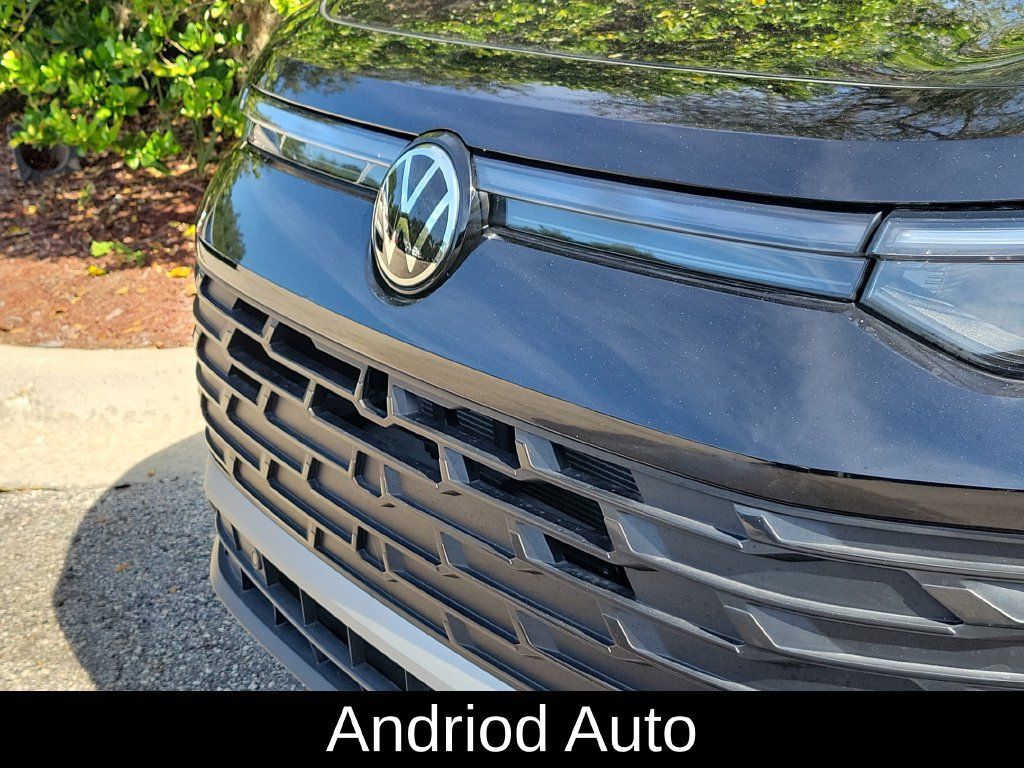 Used 2025 Volkswagen Tiguan SE FWD image 3