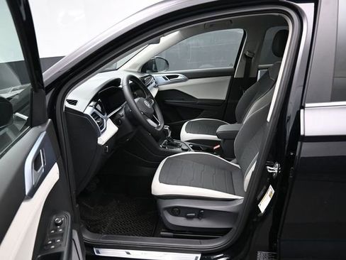 New 2026 Volkswagen Taos SE image 9