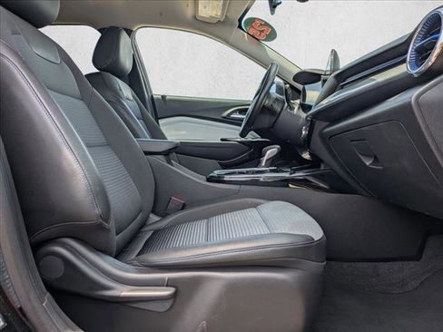 Used 2025 Chevrolet Trax LT w/ LT Convenience Package FWD image 20