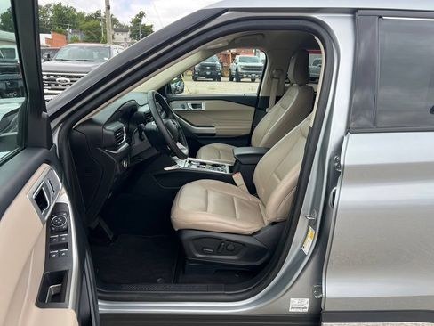 Used 2023 Ford Explorer XLT w/ Equipment Group 202A AWD/4WD image 13