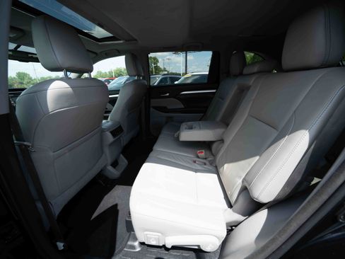 Used 2016 Toyota Highlander XLE AWD/4WD image 23