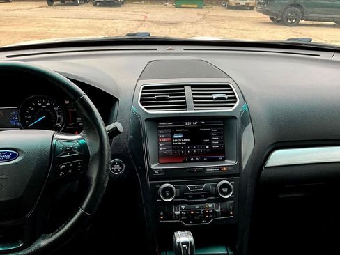 Used 2016 Ford Explorer XLT w/ Equipment Group 202A FWD image 7