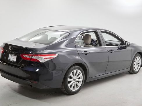 Used 2018 Toyota Camry LE image 9