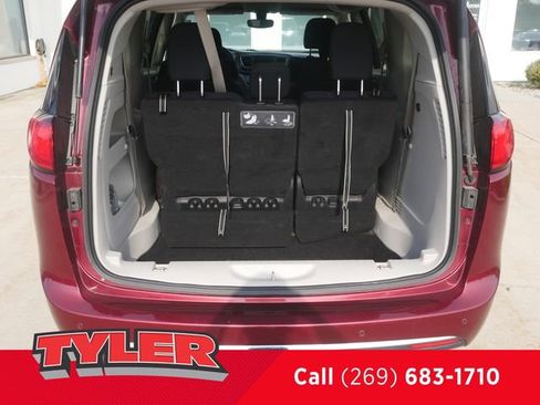 Used 2020 Chrysler Pacifica Touring w/ Cold Weather Group FWD image 16