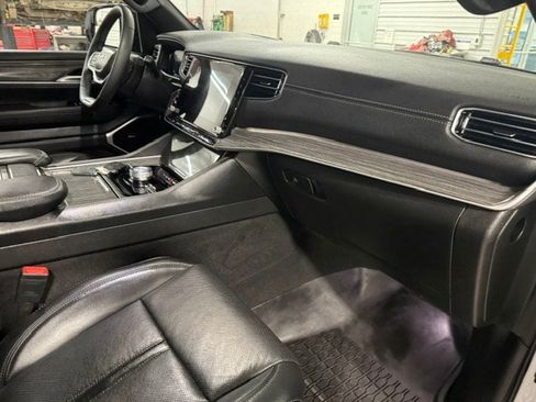 Certified 2024 Jeep Wagoneer L Series III w/ Premium Group I AWD/4WD image 8