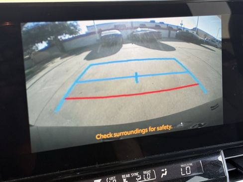 Used 2025 Toyota Sienna XLE FWD image 17