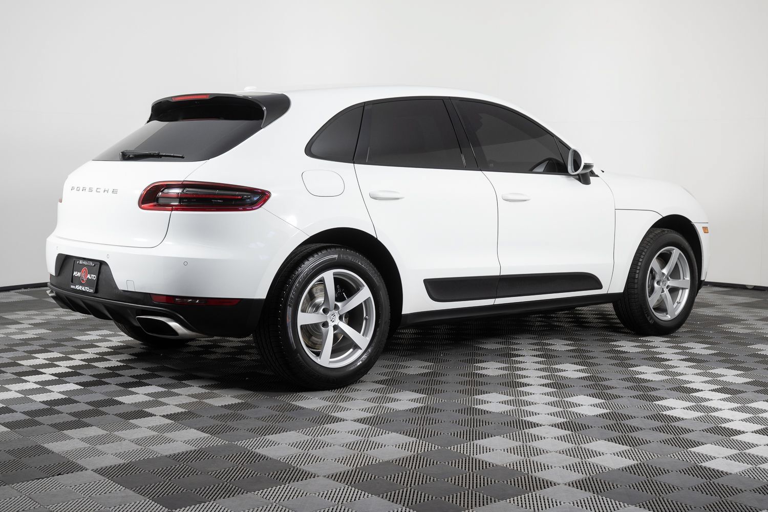 Used 2018 Porsche Macan AWD/4WD image 8