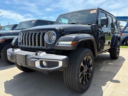 Used 2025 Jeep Wrangler Unlimited Sahara w/ Safety Group AWD/4WD image 3
