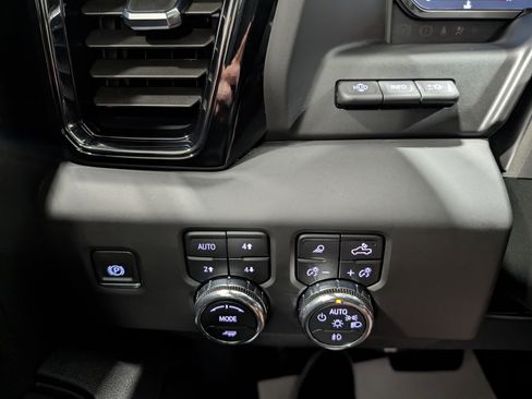 Used 2025 GMC Sierra 1500 AT4 w/ Technology Package AWD/4WD image 24