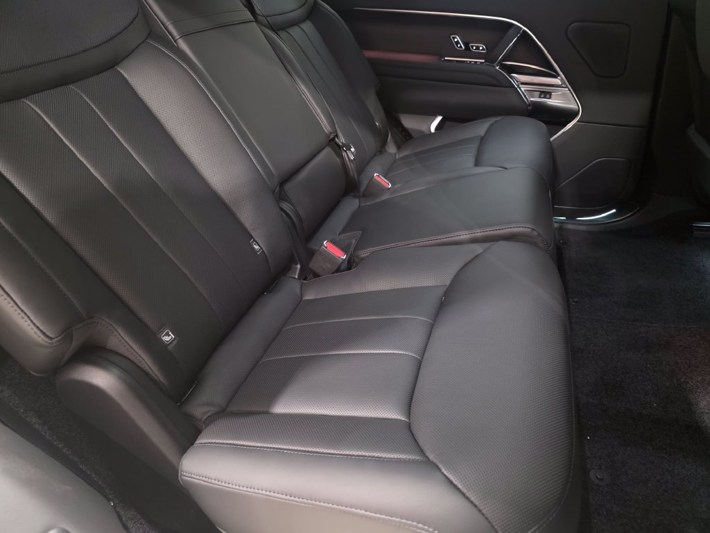 New 2027 Land Rover Range Rover Long Wheelbase SE AWD/4WD image 12