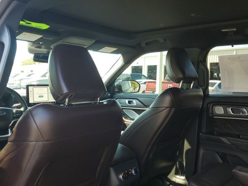 Certified 2025 Ford Explorer Platinum w/ Ultimate Package image 15