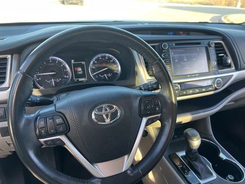Used 2019 Toyota Highlander SE image 8
