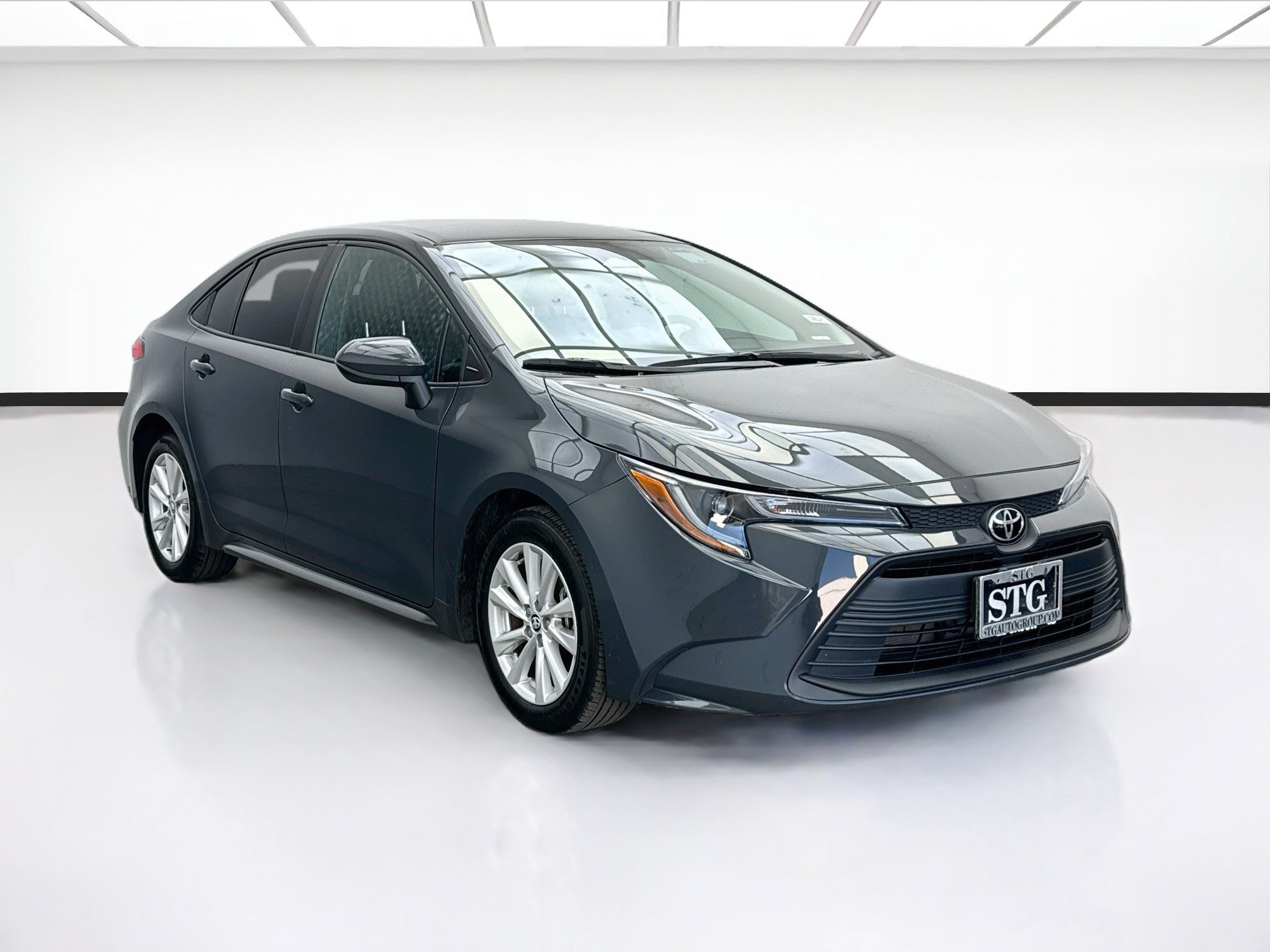 Used 2025 Toyota Corolla LE w/ LE Premium Package FWD image 3