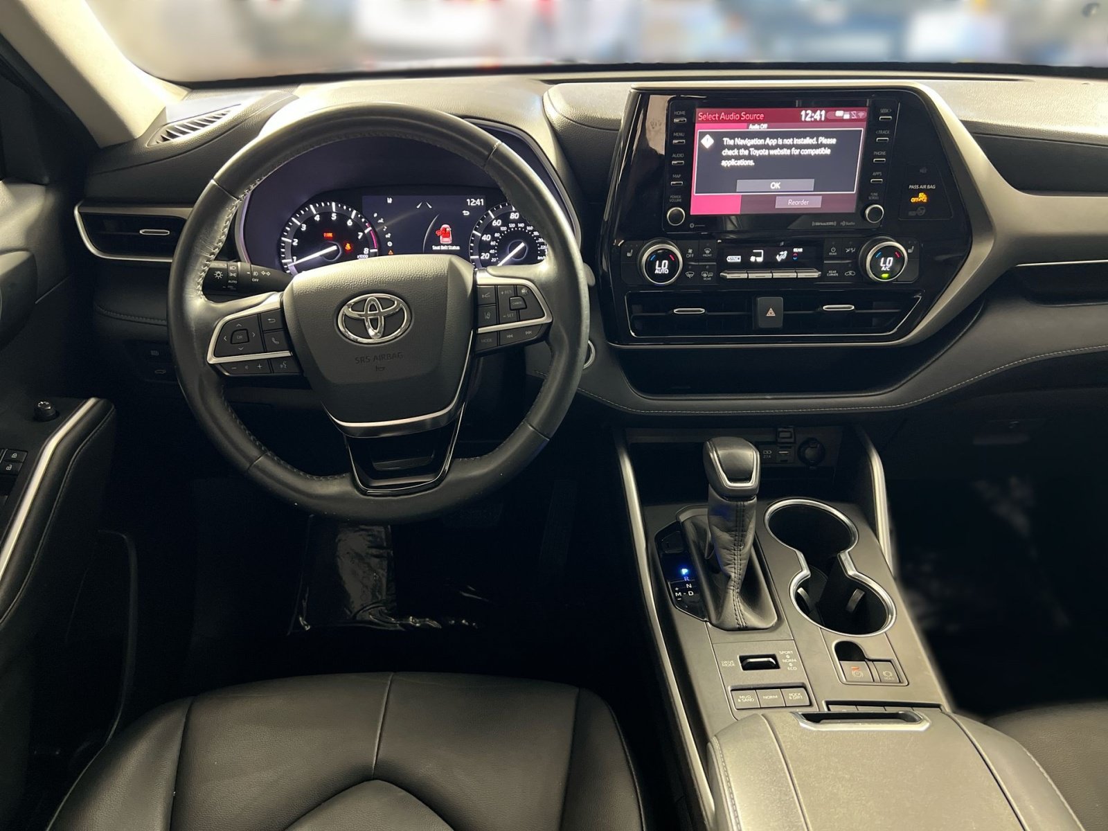 Used 2020 Toyota Highlander XLE AWD/4WD image 23