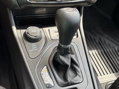 Used 2021 Jeep Cherokee Latitude w/ Mopar Interior Package AWD/4WD image 17