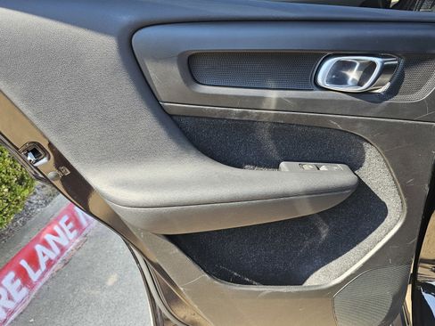 Used 2019 Volvo XC40 T5 Momentum image 23