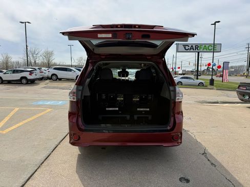 Used 2018 Toyota Sienna SE image 13