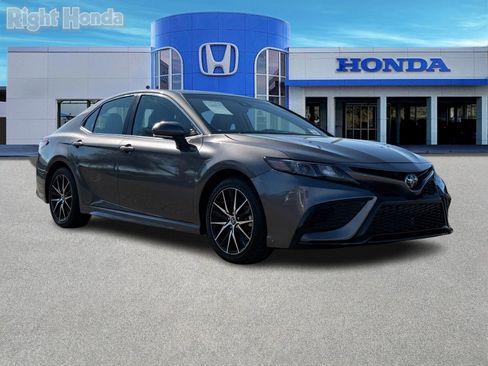 Used 2023 Toyota Camry SE image 9