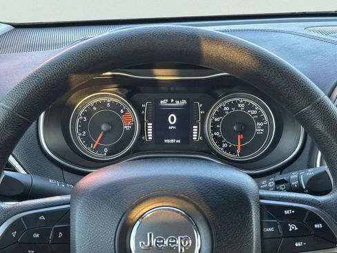 Used 2020 Jeep Cherokee Latitude FWD image 27