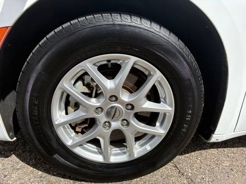 Used 2023 Chrysler Pacifica Touring-L FWD image 9