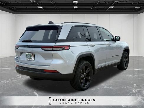 Used 2023 Jeep Grand Cherokee Altitude AWD/4WD image 5