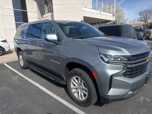 Used 2023 Chevrolet Suburban LT image 2