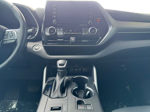 Used 2021 Toyota Highlander XLE FWD image 11
