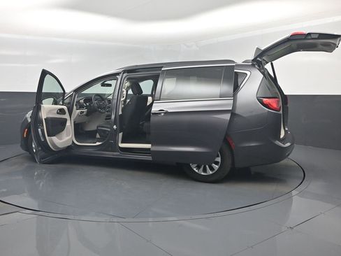 Used 2018 Chrysler Pacifica Touring Plus image 53