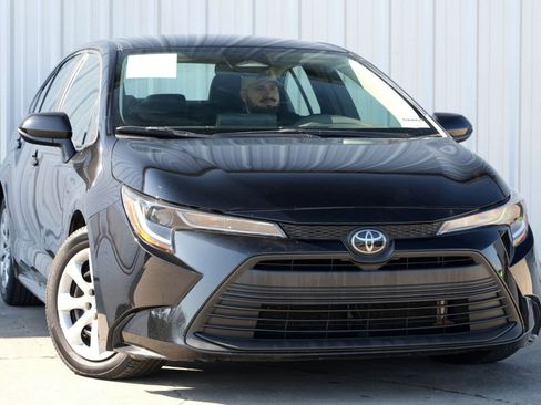 Used 2023 Toyota Corolla LE image 2