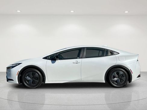 Used 2025 Toyota Prius Plug-In Hybrid FWD image 2