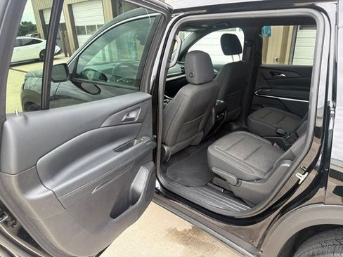 Used 2025 Chevrolet Traverse LT FWD image 16