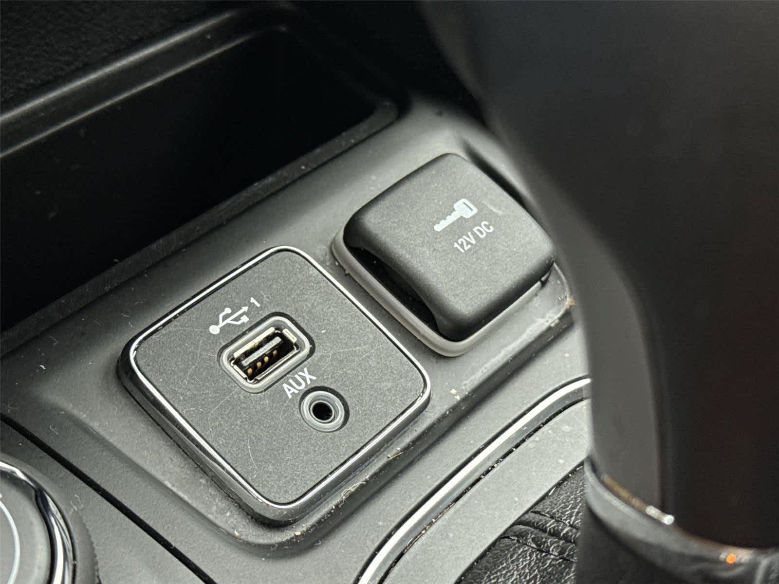 Used 2020 Jeep Cherokee Latitude Plus w/ Cold Weather Group AWD/4WD image 21