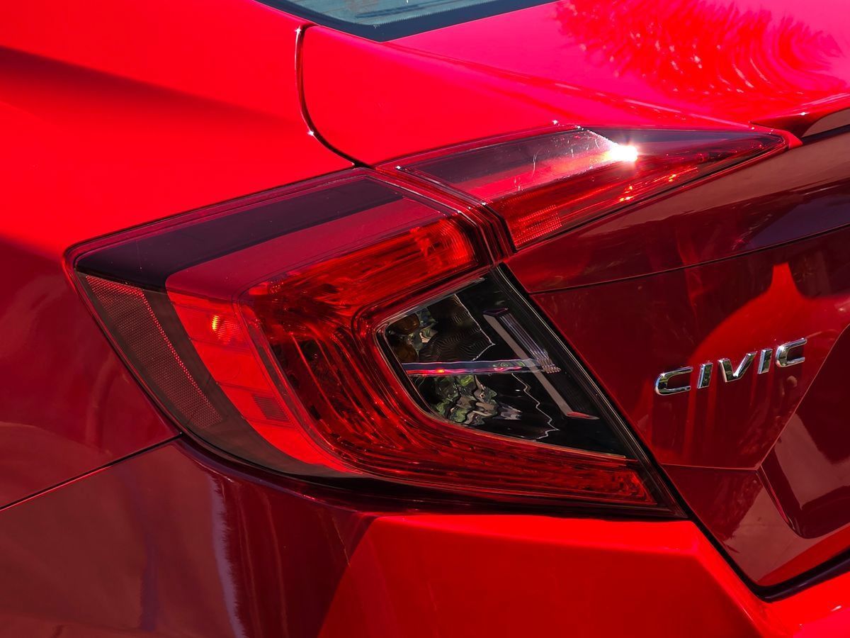 Used 2018 Honda Civic Touring image 10