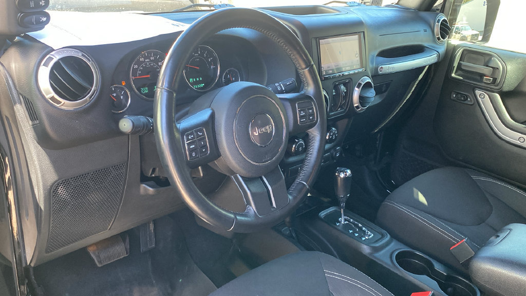 Used 2018 Jeep Wrangler Unlimited Sahara w/ Connectivity Group AWD/4WD image 15